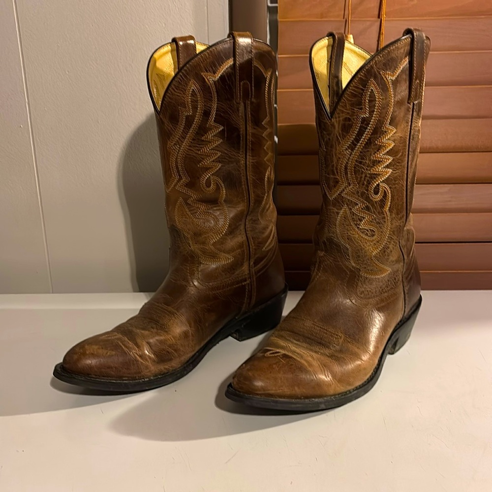 Brown nice looking boots. A nice boot really comfortable and affordable.
